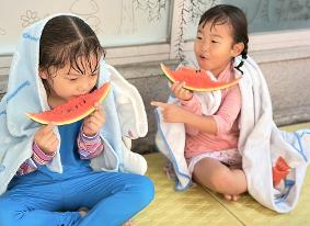 만정초병설유치원, 책 속 상상이 현실로! 수박 수영장 여름 축제 개최