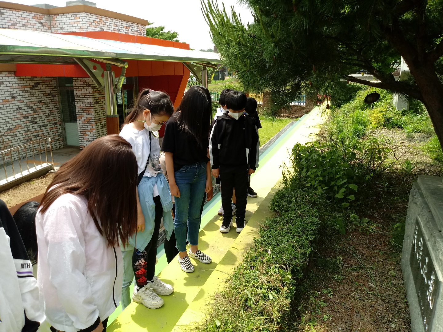 독립항쟁 수난지 비석 묵념